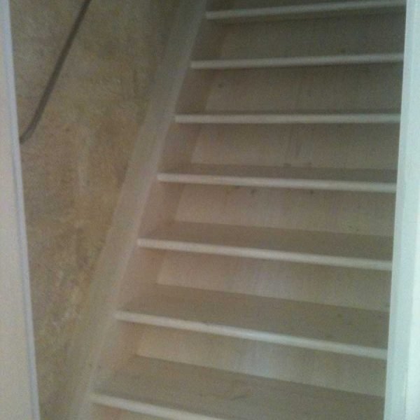 escalier bois blanc dans le Gard