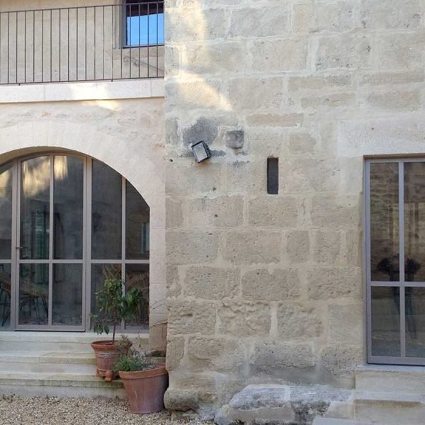 Façade pierre fenêtres Gard