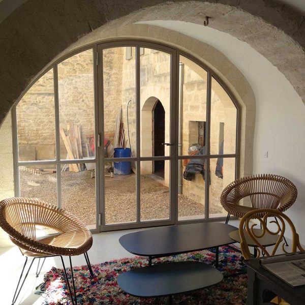baie vitrée arche dans le Gard