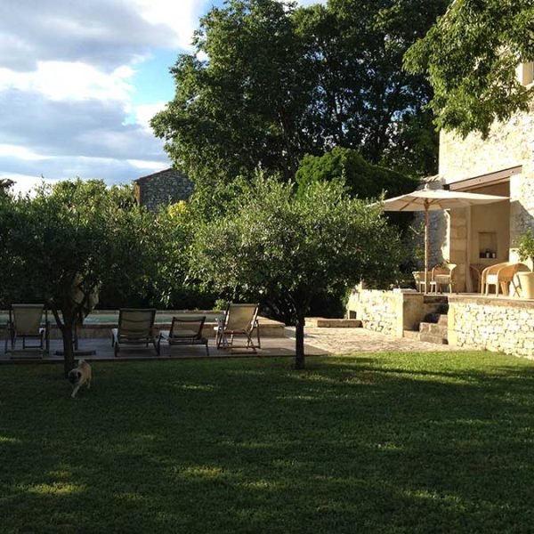 terrasse extérieure piscine dans le Gard