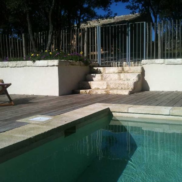 Piscine en extérieure pierre dans le Gard