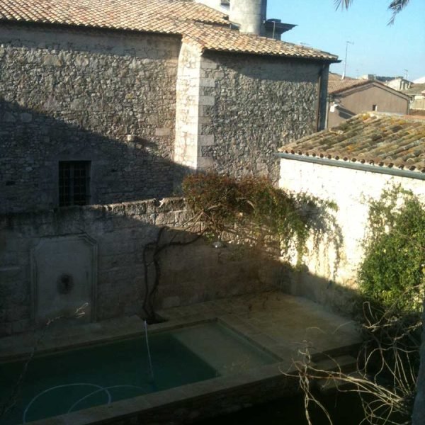 piscine extérieure en pierre dans le Gard