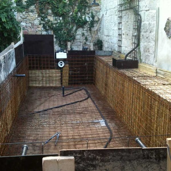 Chantier construction piscine dans le Gard