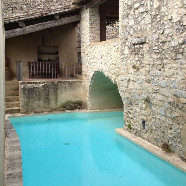 piscine espace extérieur pierre dans le Gard
