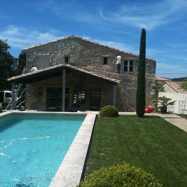 Travaux piscine extérieure en pierre dans le Gard