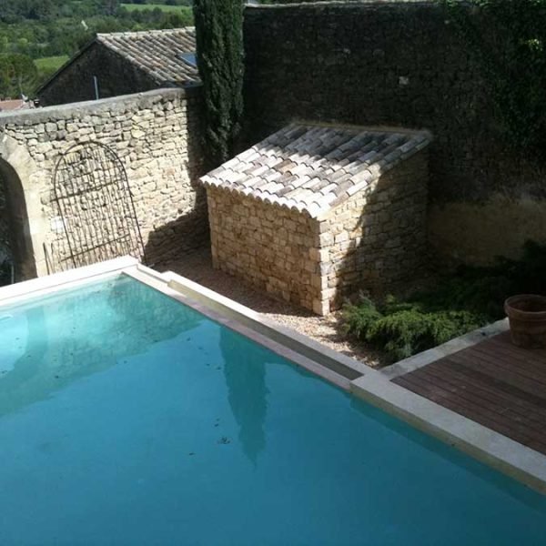 Piscine extérieure en pierre dans le Gard