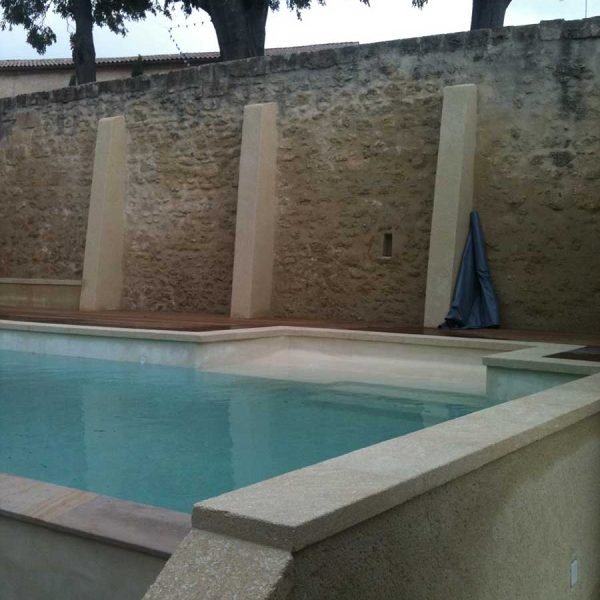 Piscine en pierre dans le Gard
