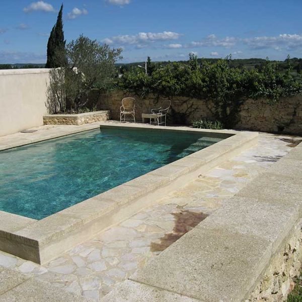 Piscine en pierre dans le Gard