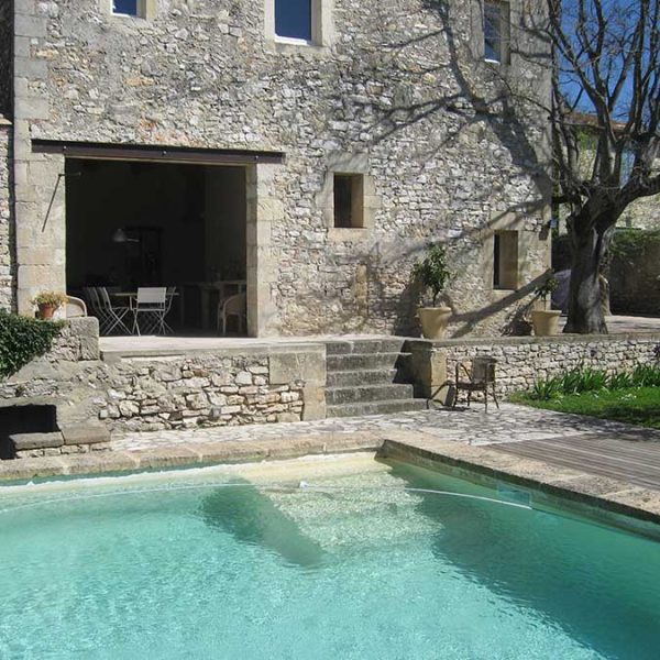 propriété piscine extérieure pierre dans le Gard