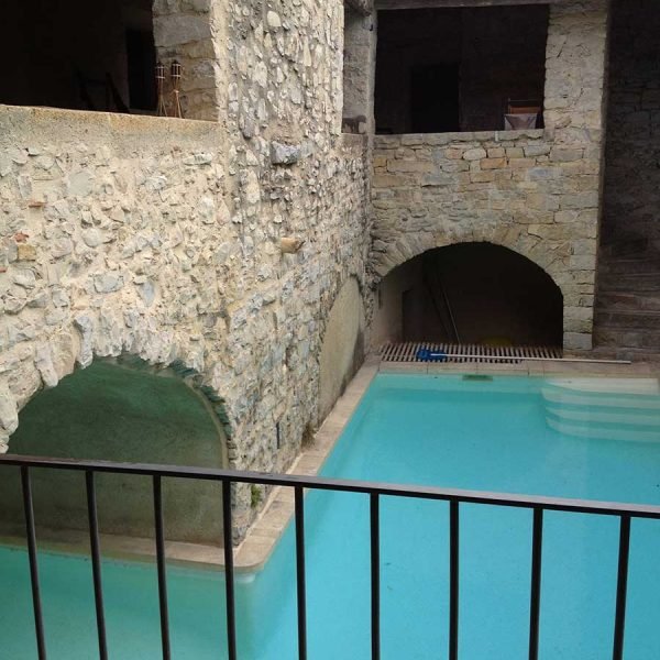 piscine extérieure pierre dans le Gard