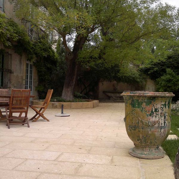 Rénovation terrasse extérieure ancienne dans le Gard