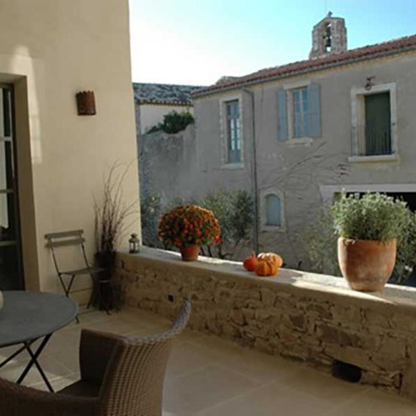 Terrasse extérieure pierre dans le Gard