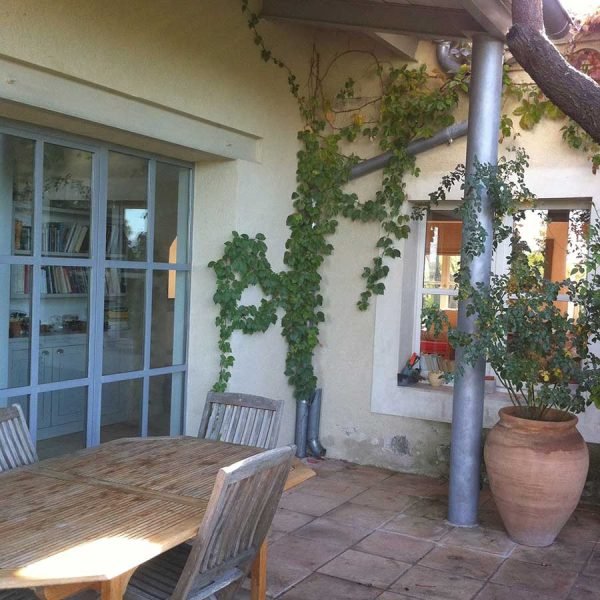 Terrasse extérieure en pierre dans le Gard