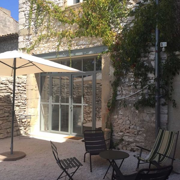 terrasse extérieure en pierre dans le Gard