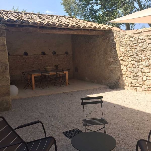 terrasse extérieure rénovée dans le Gard